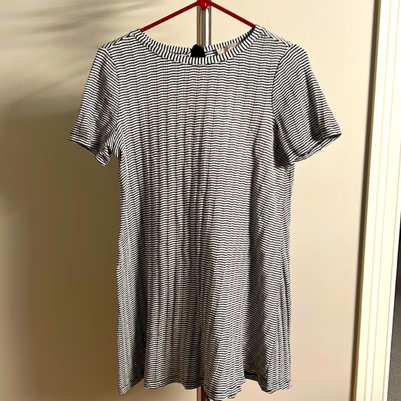 LOFT Tops - Loft black white top with tie in back